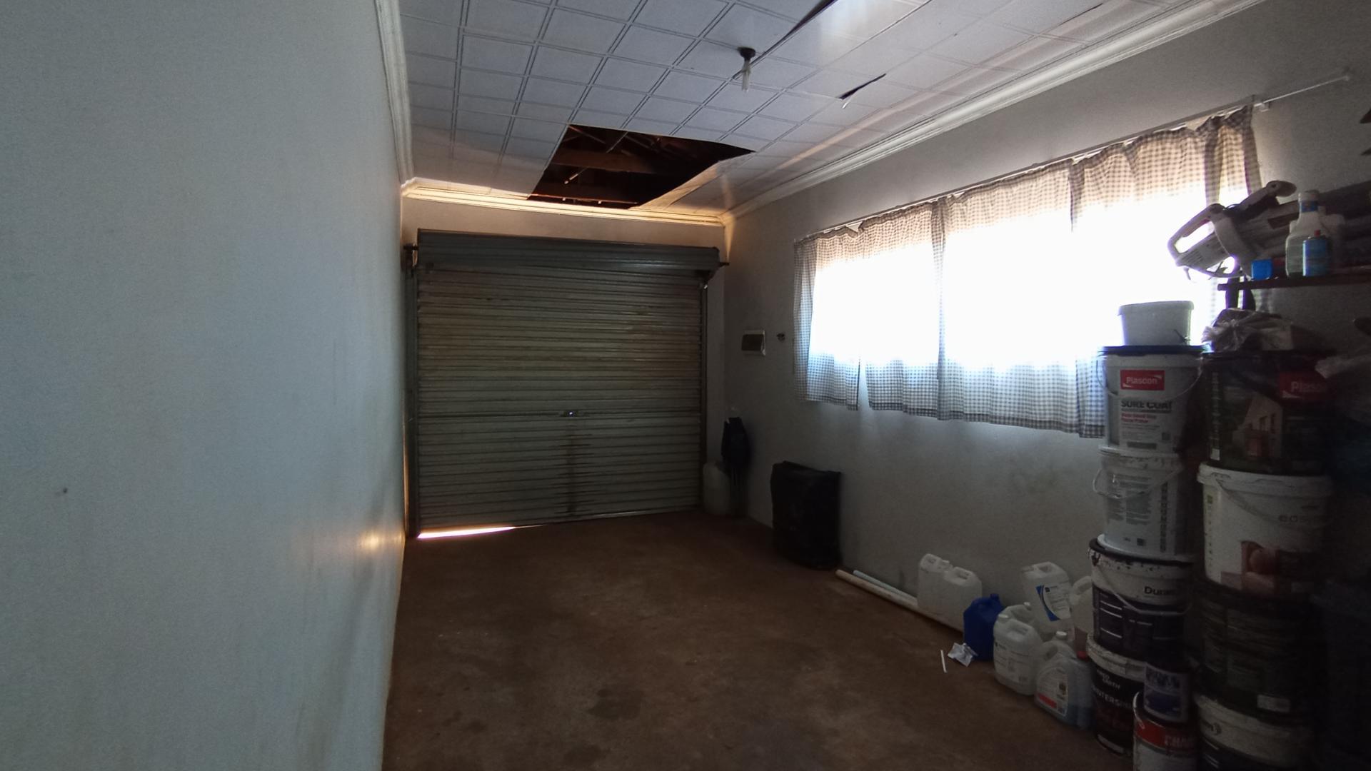 Garage - 18 square meters of property in Soshanguve