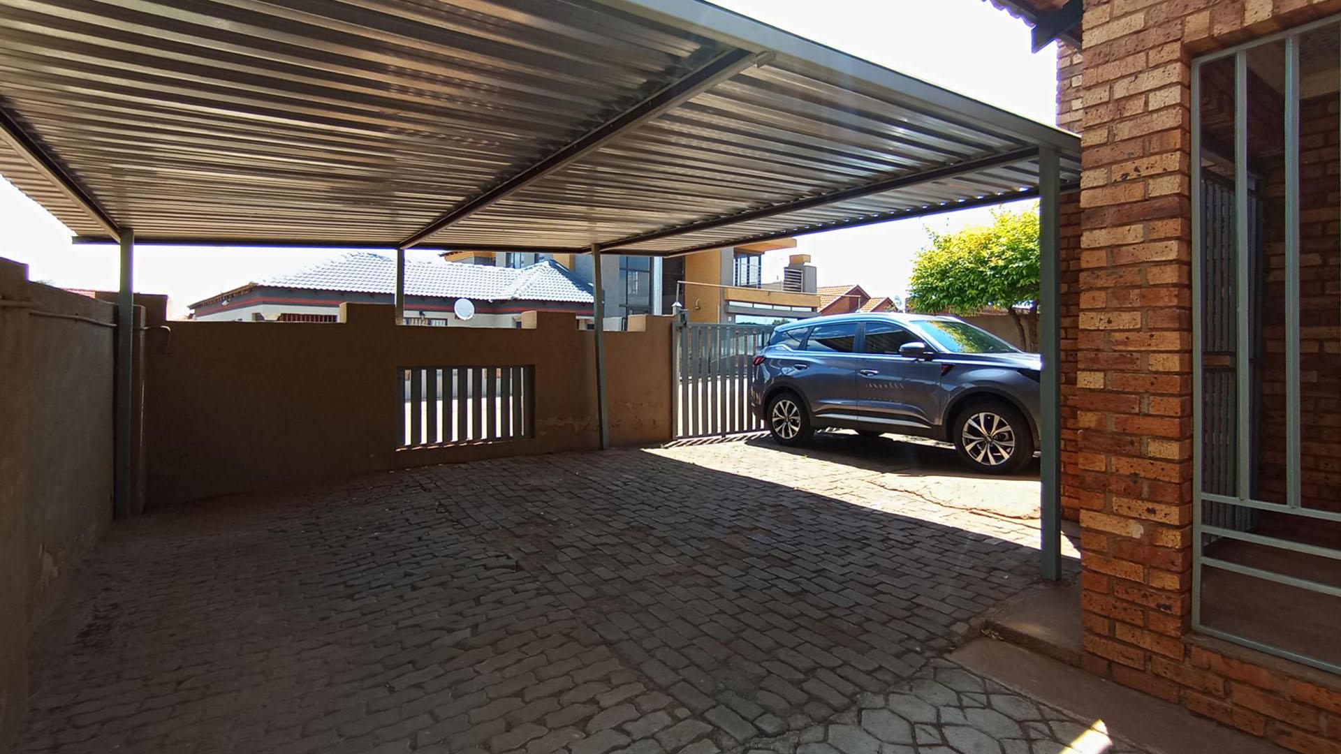 Carport  - 35 square meters of property in Soshanguve