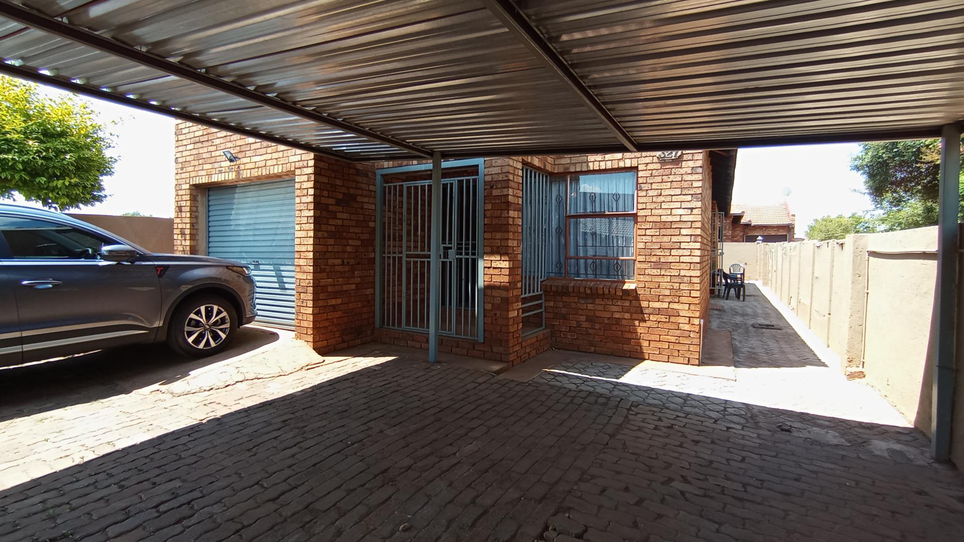 Front View of property in Soshanguve
