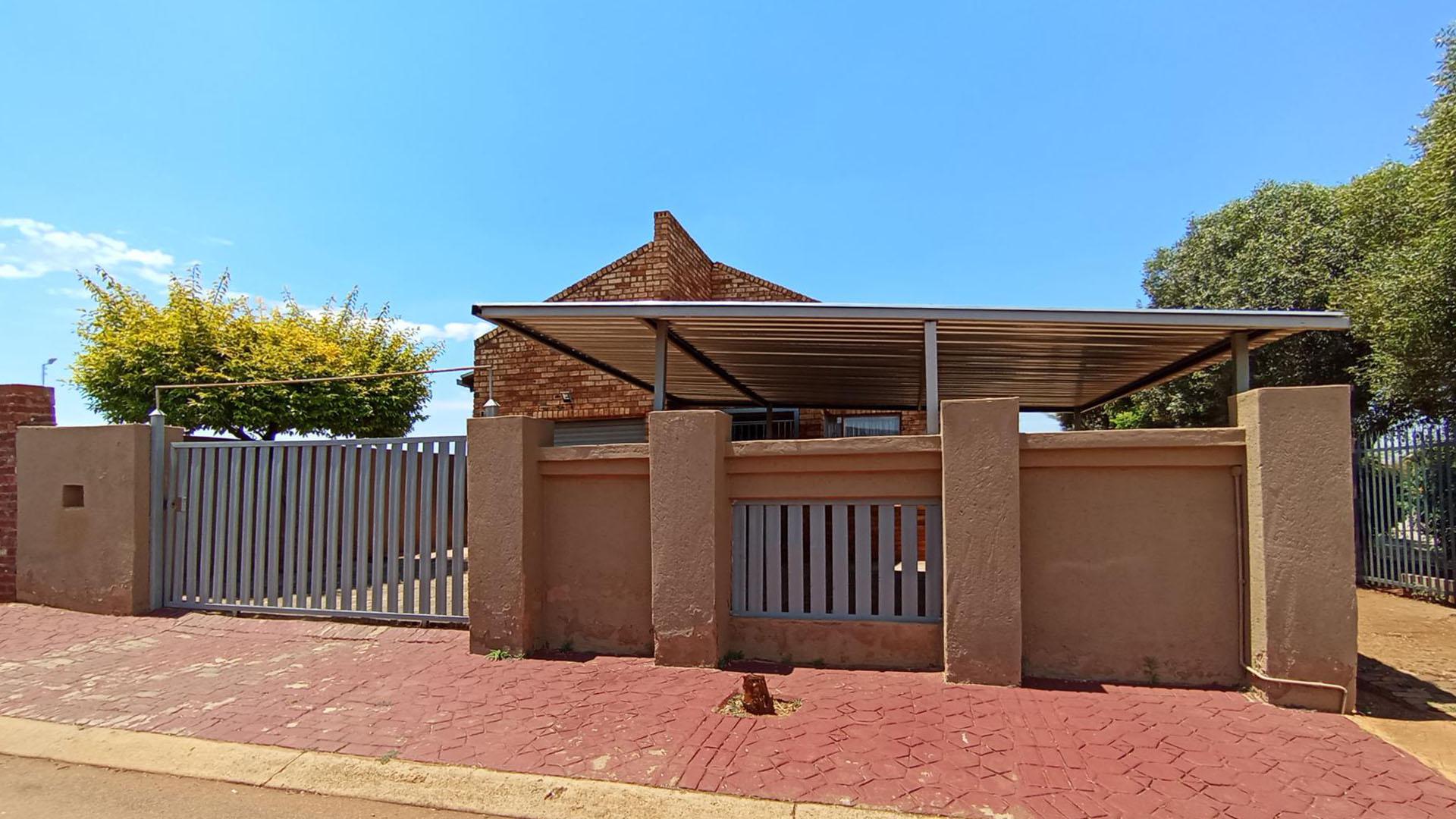 Front View of property in Soshanguve