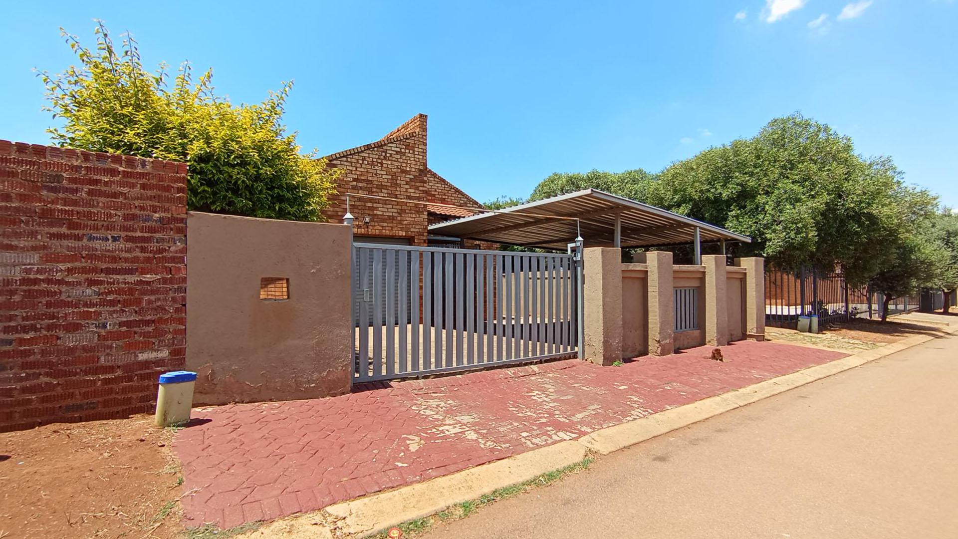 Front View of property in Soshanguve