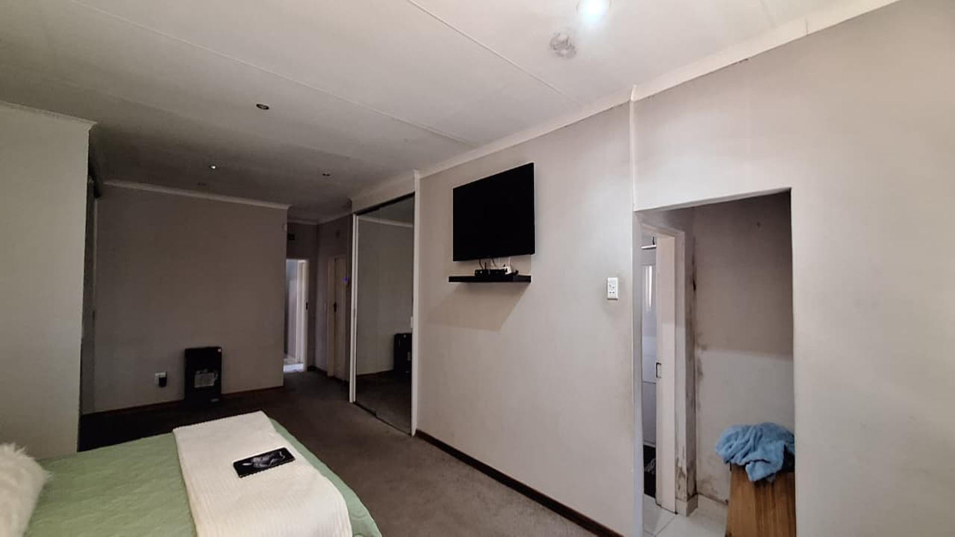 Main Bedroom - 39 square meters of property in Sunair Park