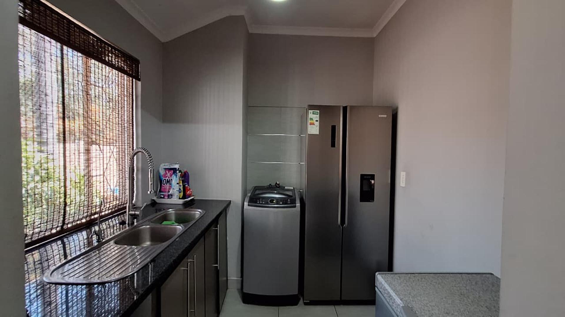 Kitchen - 21 square meters of property in Sunair Park