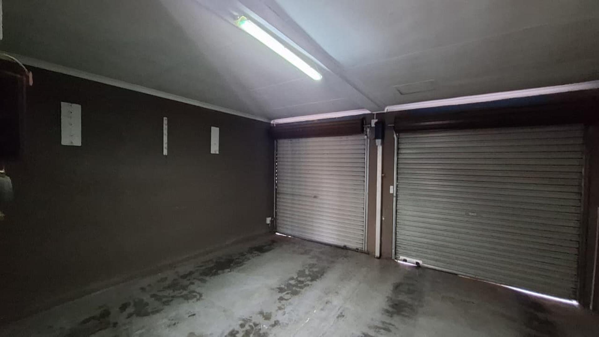 Garage - 43 square meters of property in Sunair Park