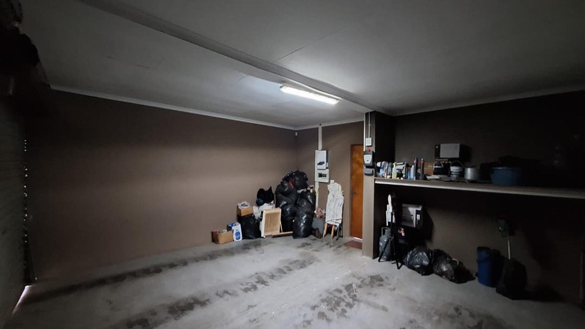 Garage - 43 square meters of property in Sunair Park