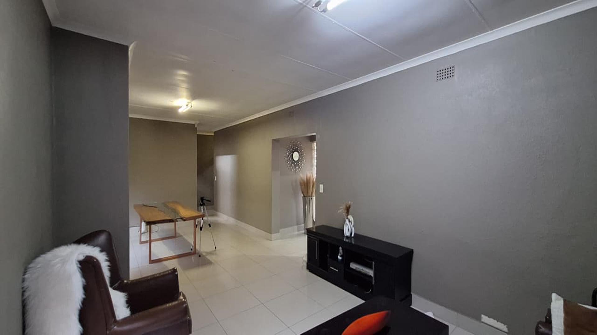 Lounges - 69 square meters of property in Sunair Park