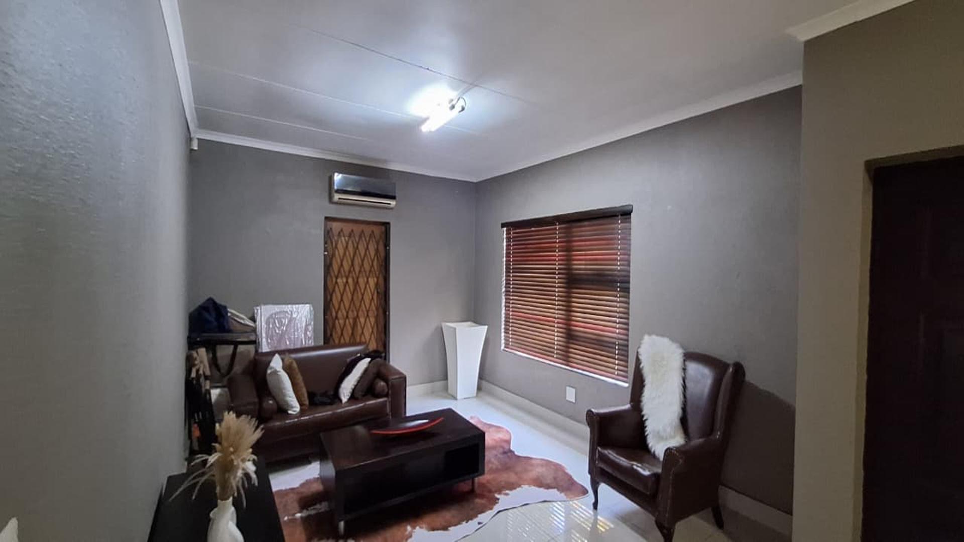 Lounges - 69 square meters of property in Sunair Park