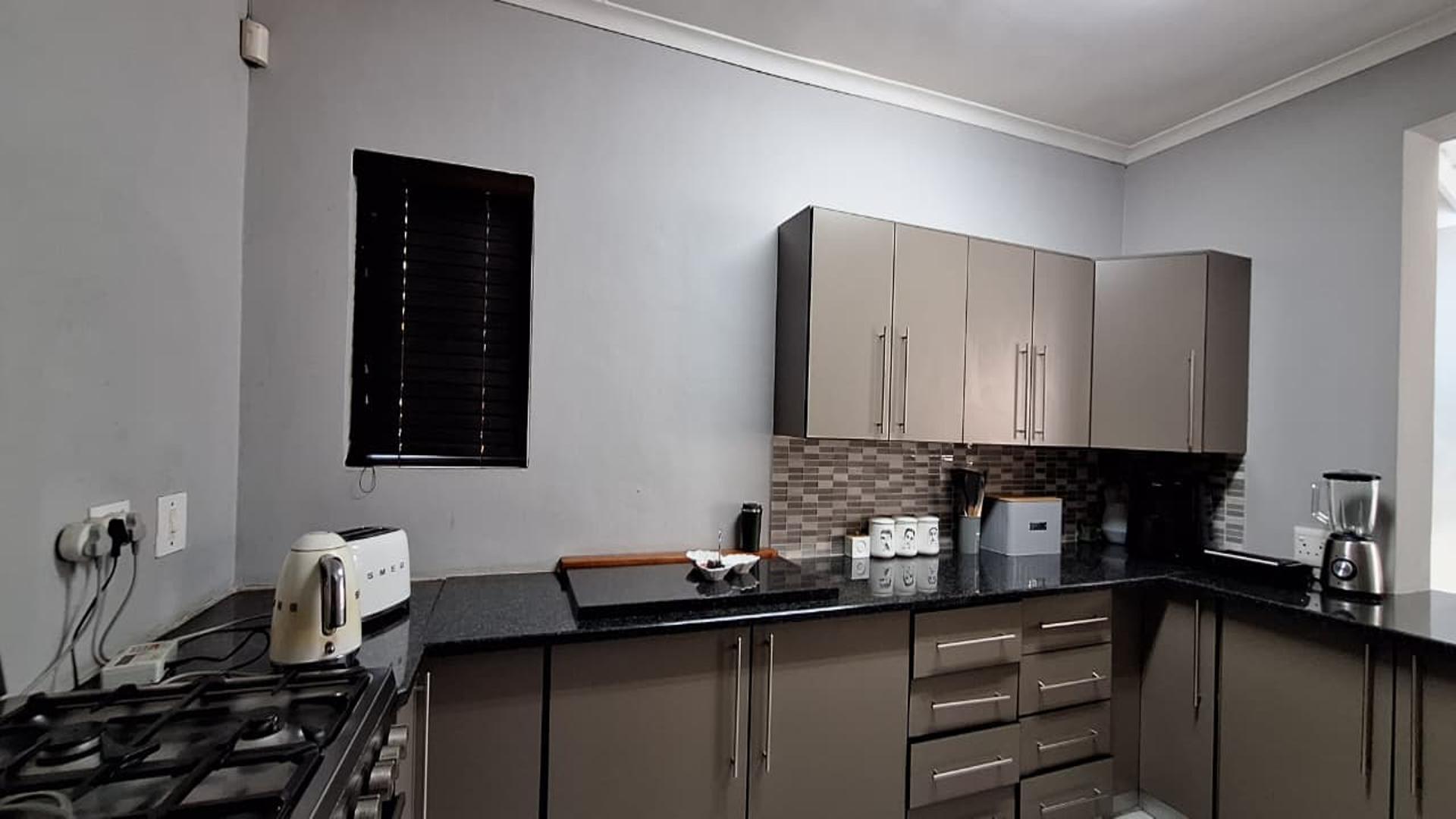 Kitchen - 21 square meters of property in Sunair Park