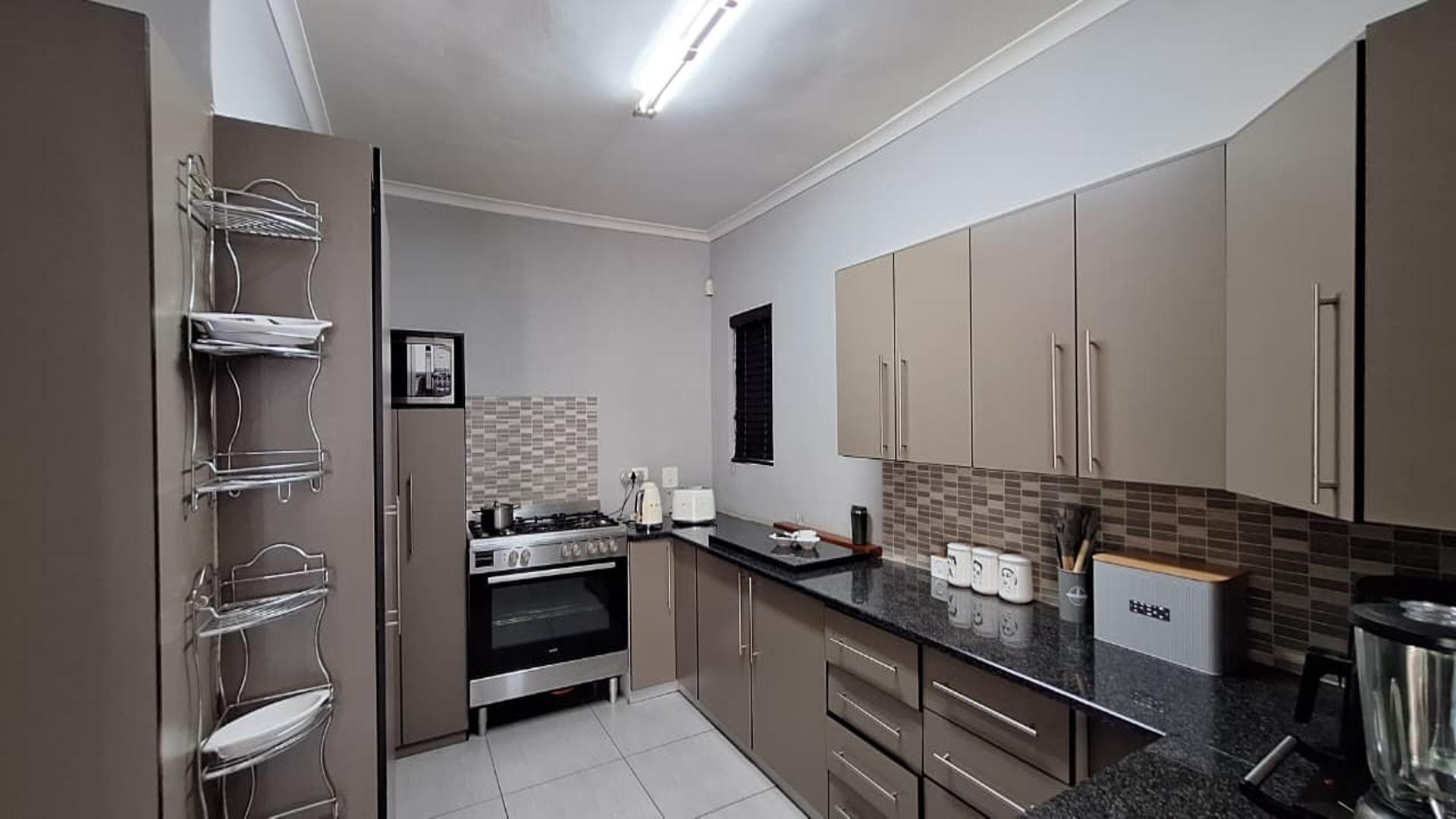 Kitchen - 21 square meters of property in Sunair Park
