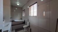 Main Bathroom - 10 square meters of property in Sunair Park