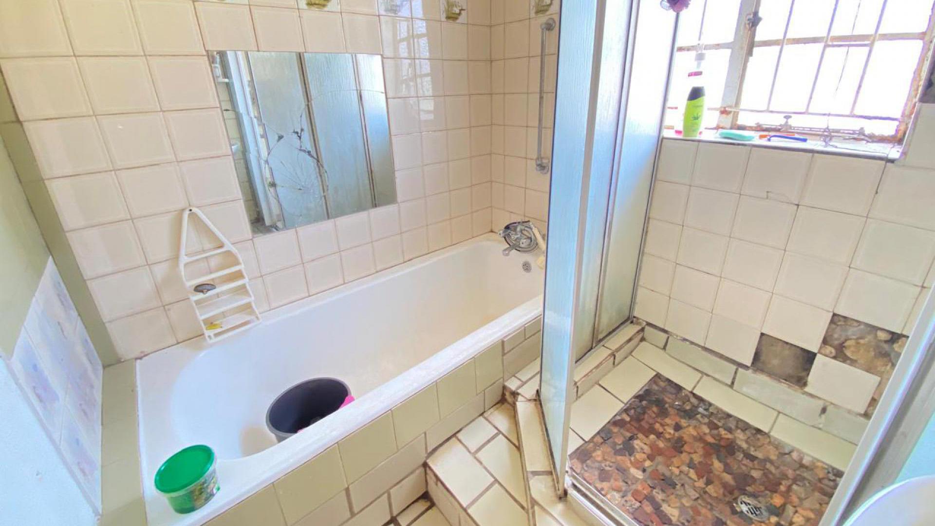 Bathroom 1 of property in Westonaria