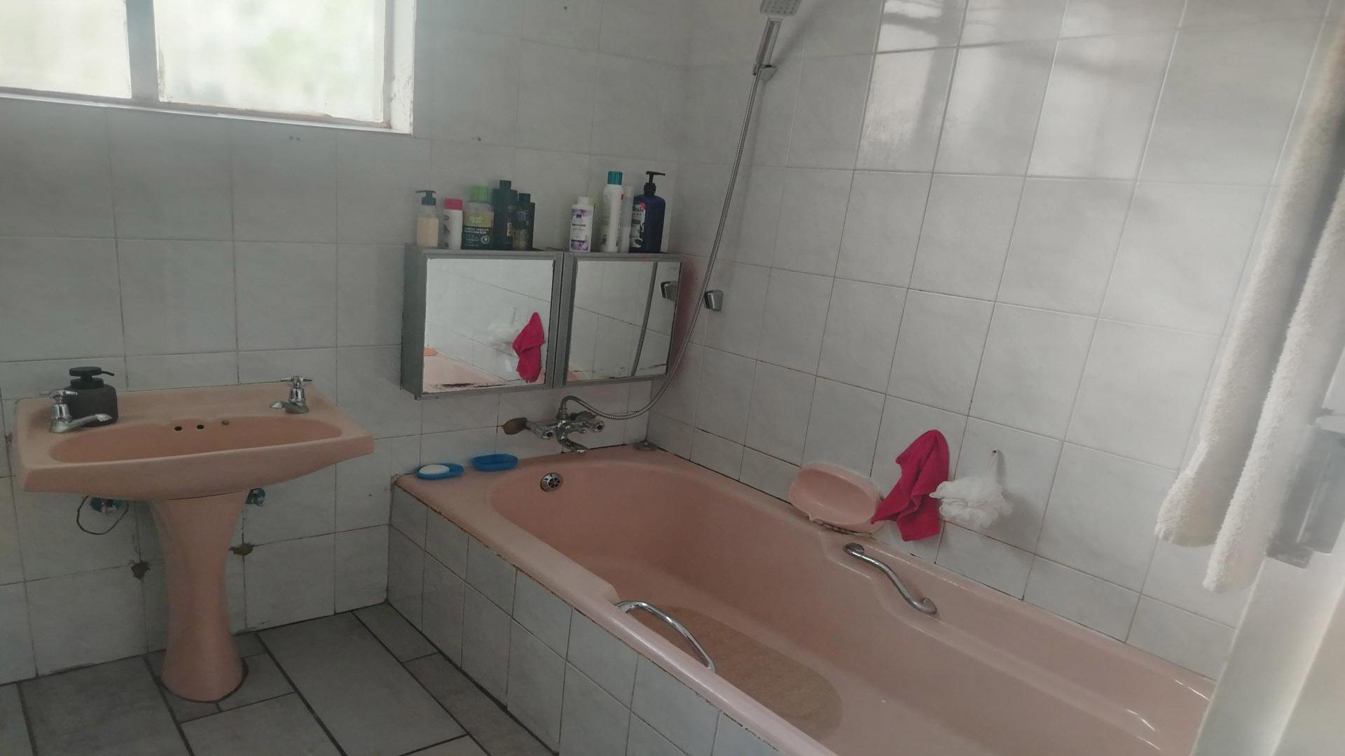 Bathroom 1 of property in Sasolburg