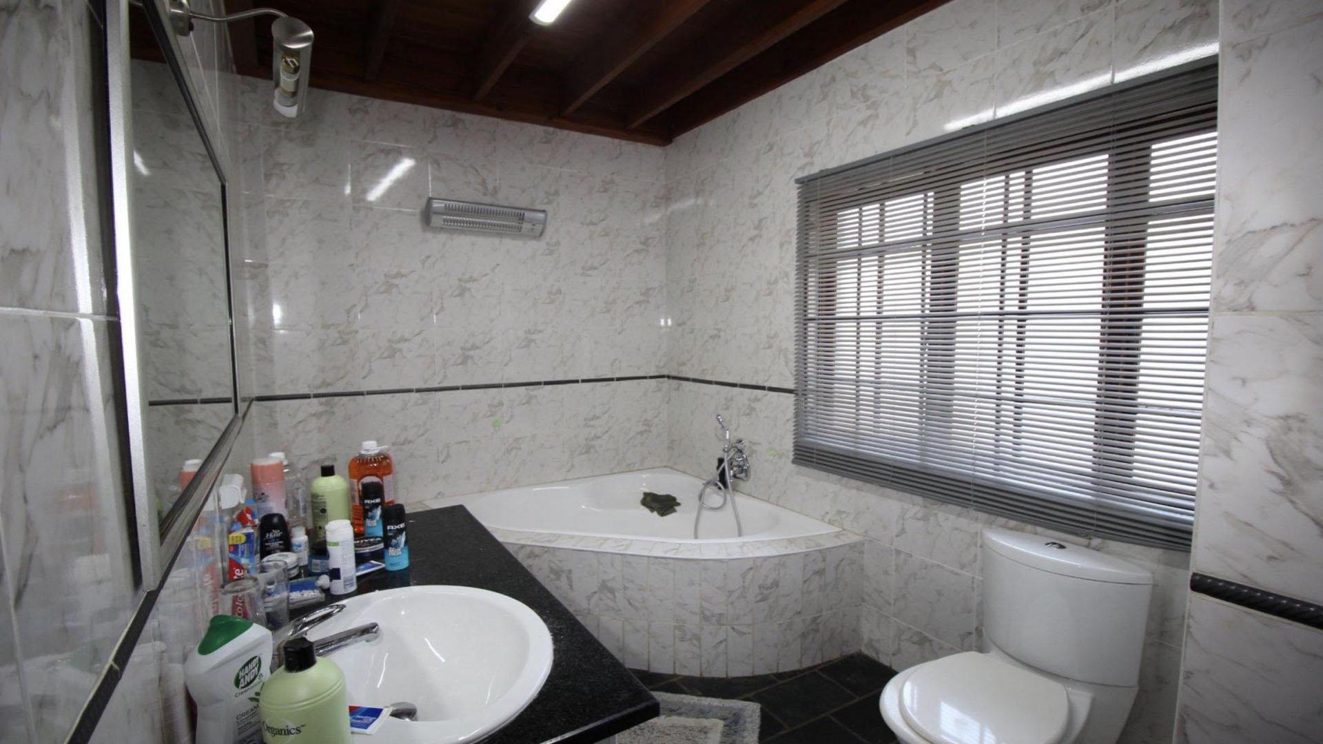 Main Bathroom of property in Deneysville