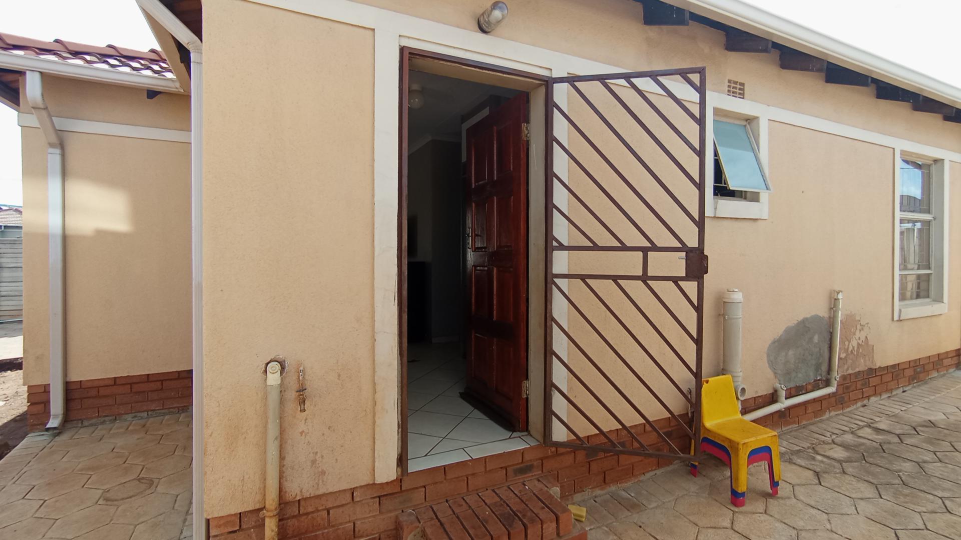 Front View of property in Rosslyn