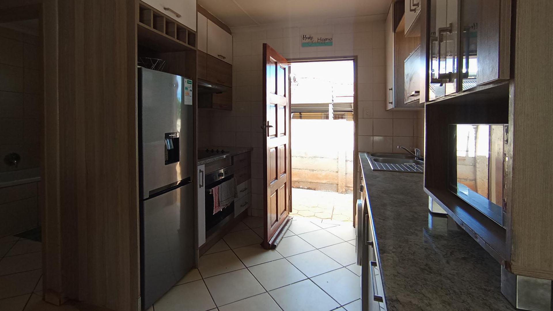 Kitchen - 8 square meters of property in Rosslyn