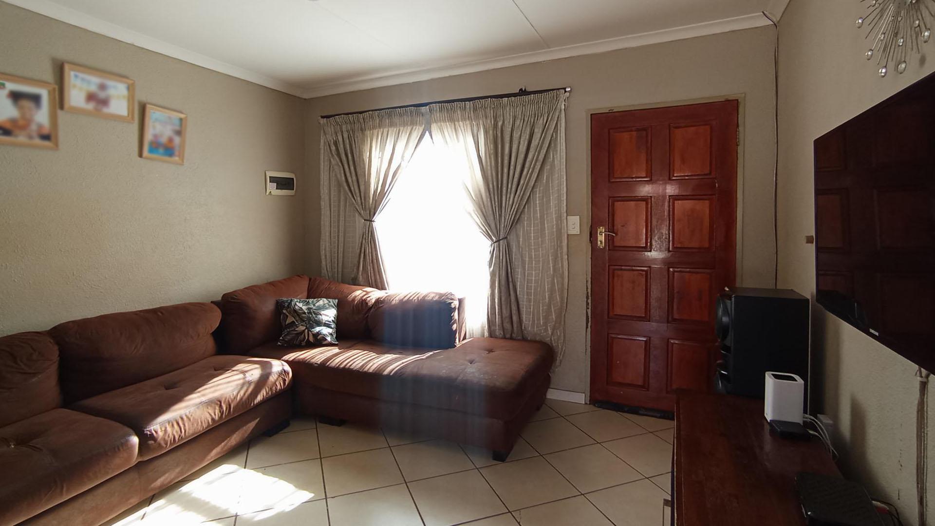 Lounges - 11 square meters of property in Rosslyn