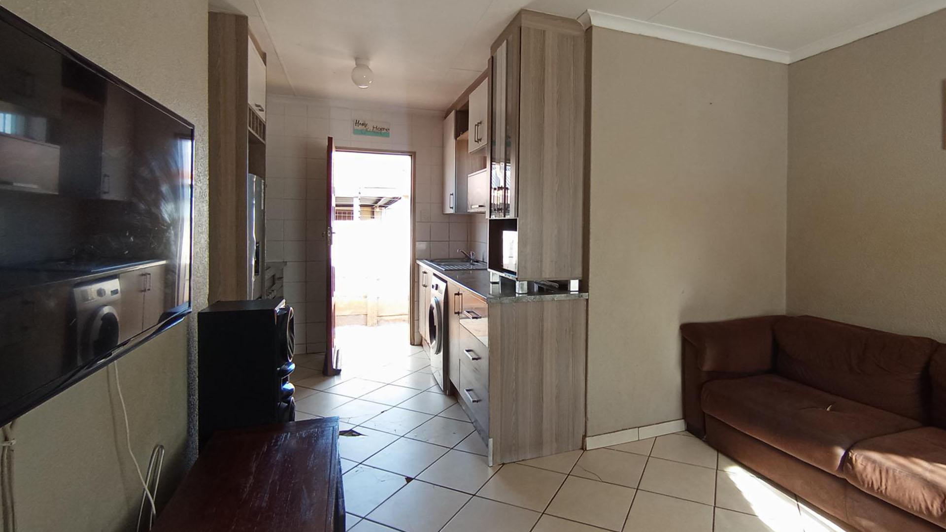 Lounges - 11 square meters of property in Rosslyn