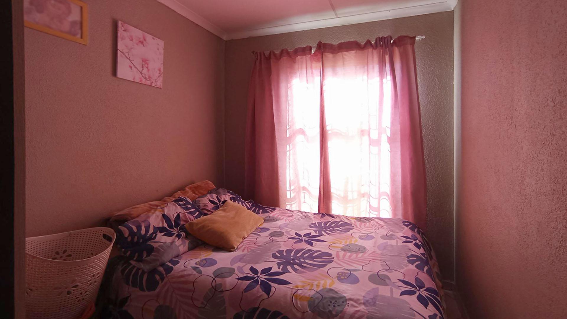 Bed Room 1 - 7 square meters of property in Rosslyn