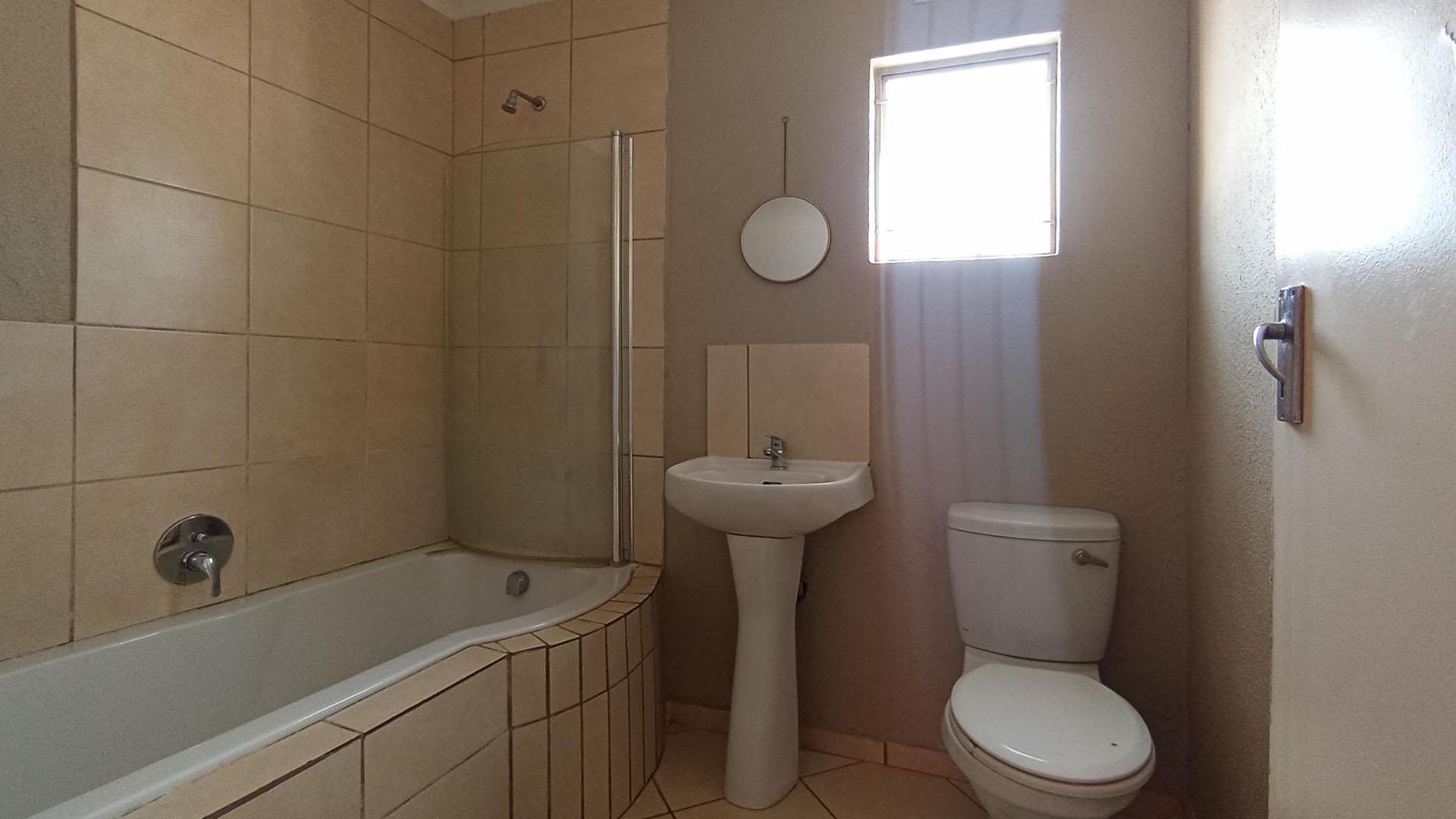 Bathroom 1 - 5 square meters of property in Rosslyn