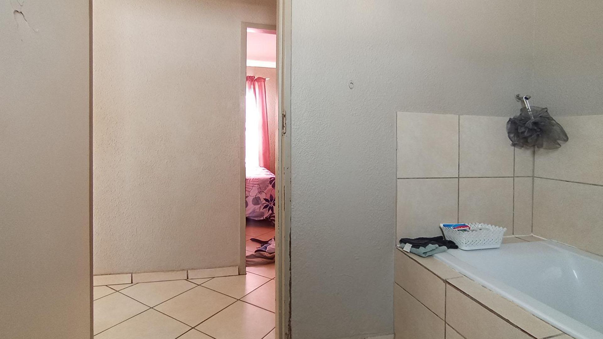 Bathroom 1 - 5 square meters of property in Rosslyn