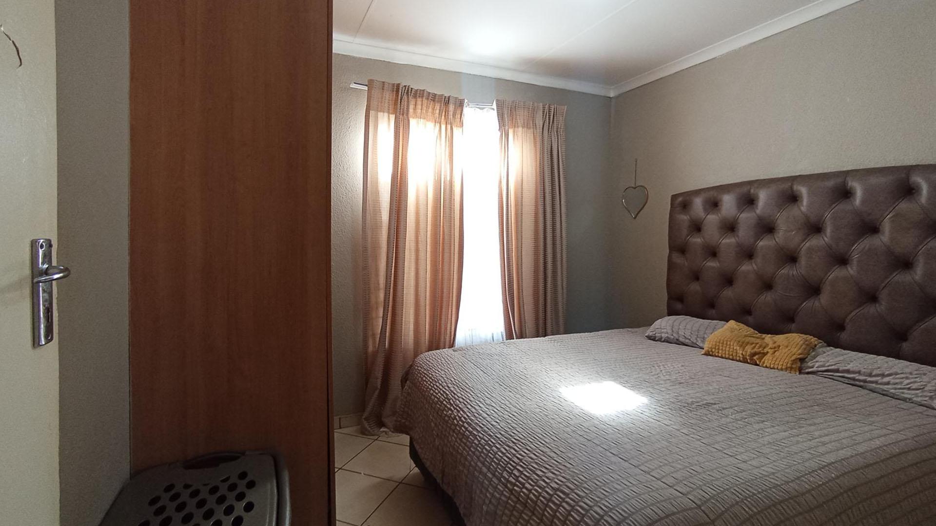 Bed Room 2 - 9 square meters of property in Rosslyn
