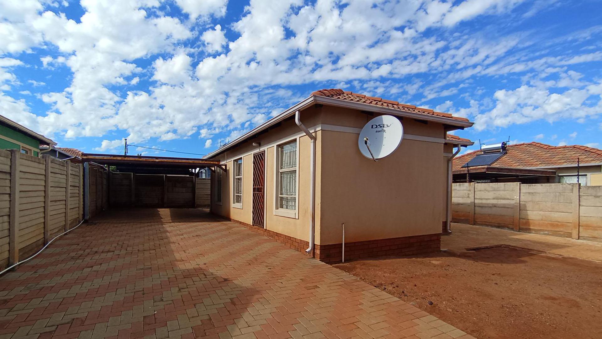 Front View of property in Rosslyn