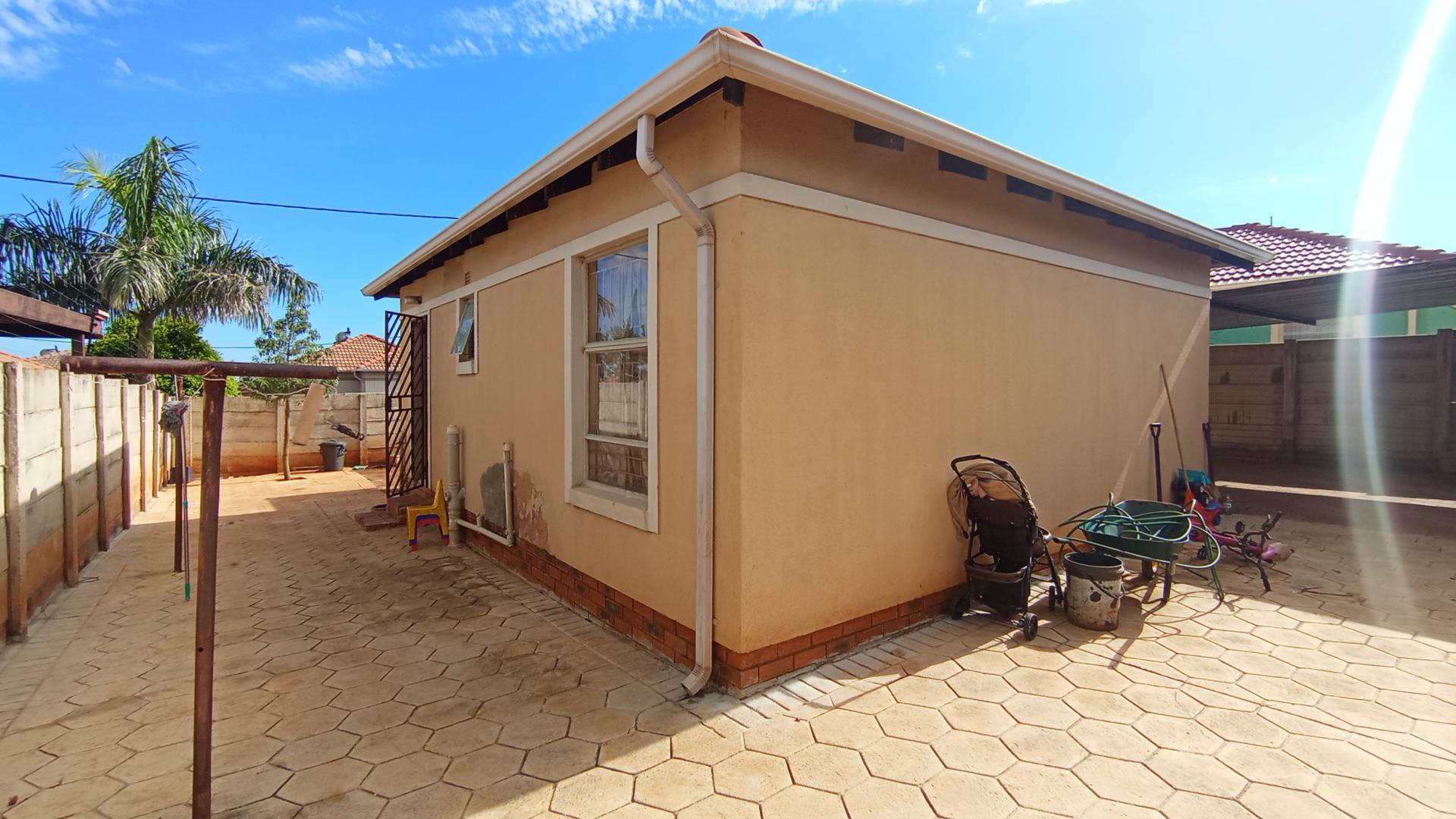 Backyard of property in Rosslyn