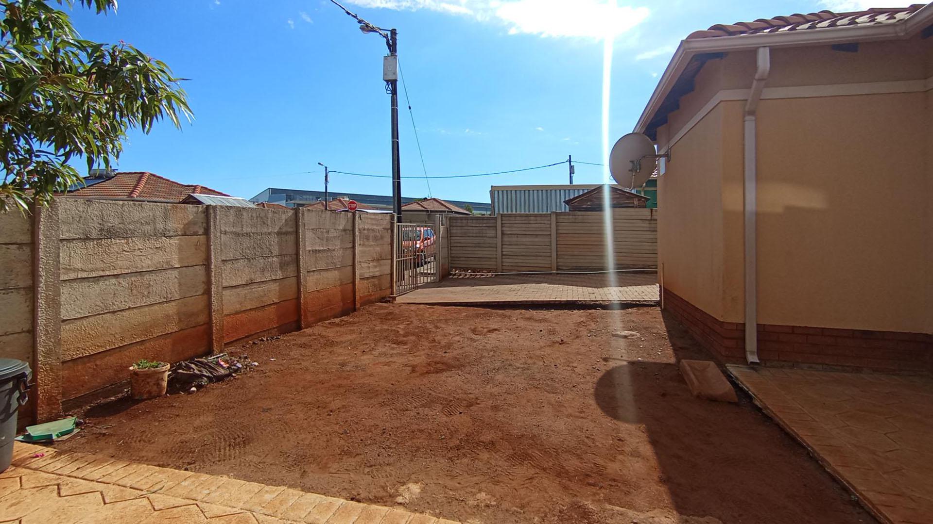 Front View of property in Rosslyn