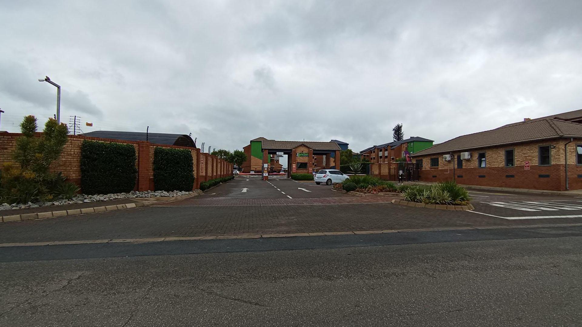 Front View of property in Heuweloord