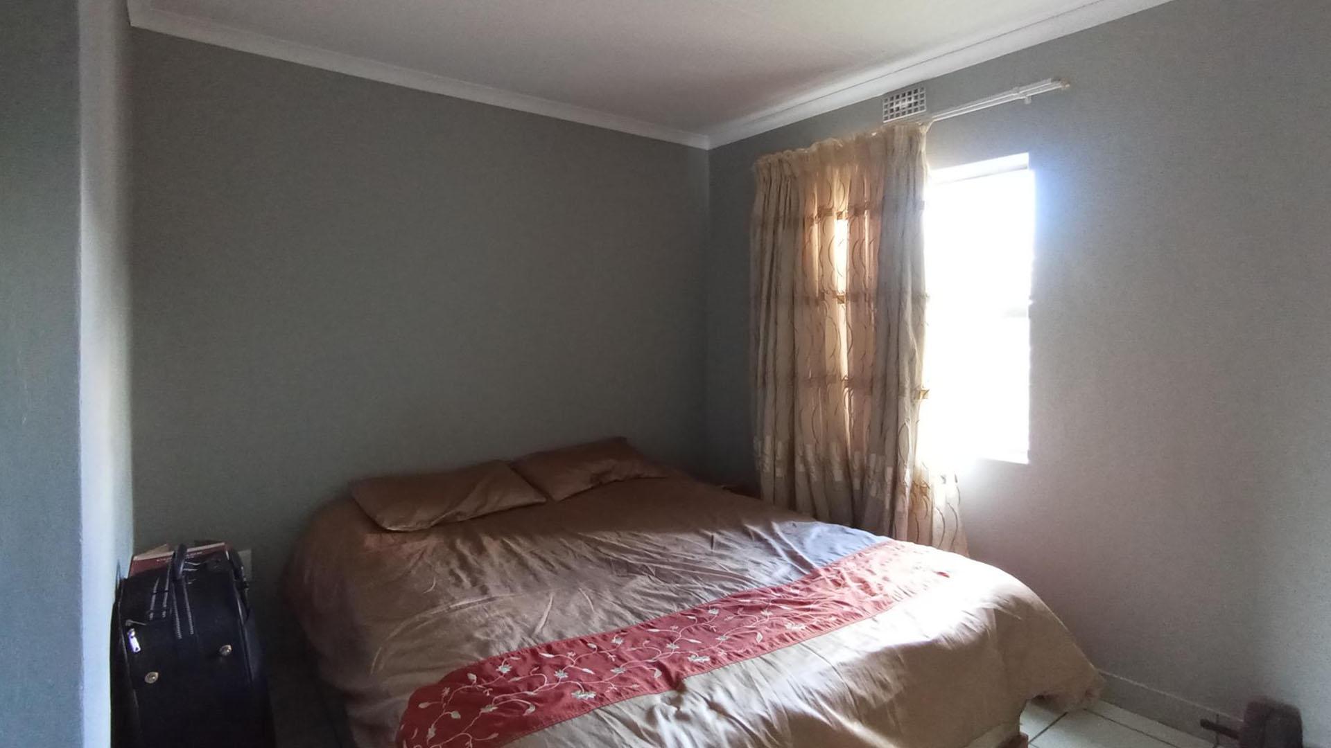 Bed Room 1 - 10 square meters of property in Heuweloord