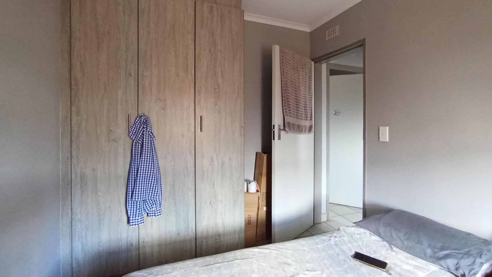 Bed Room 2 - 8 square meters of property in Heuweloord