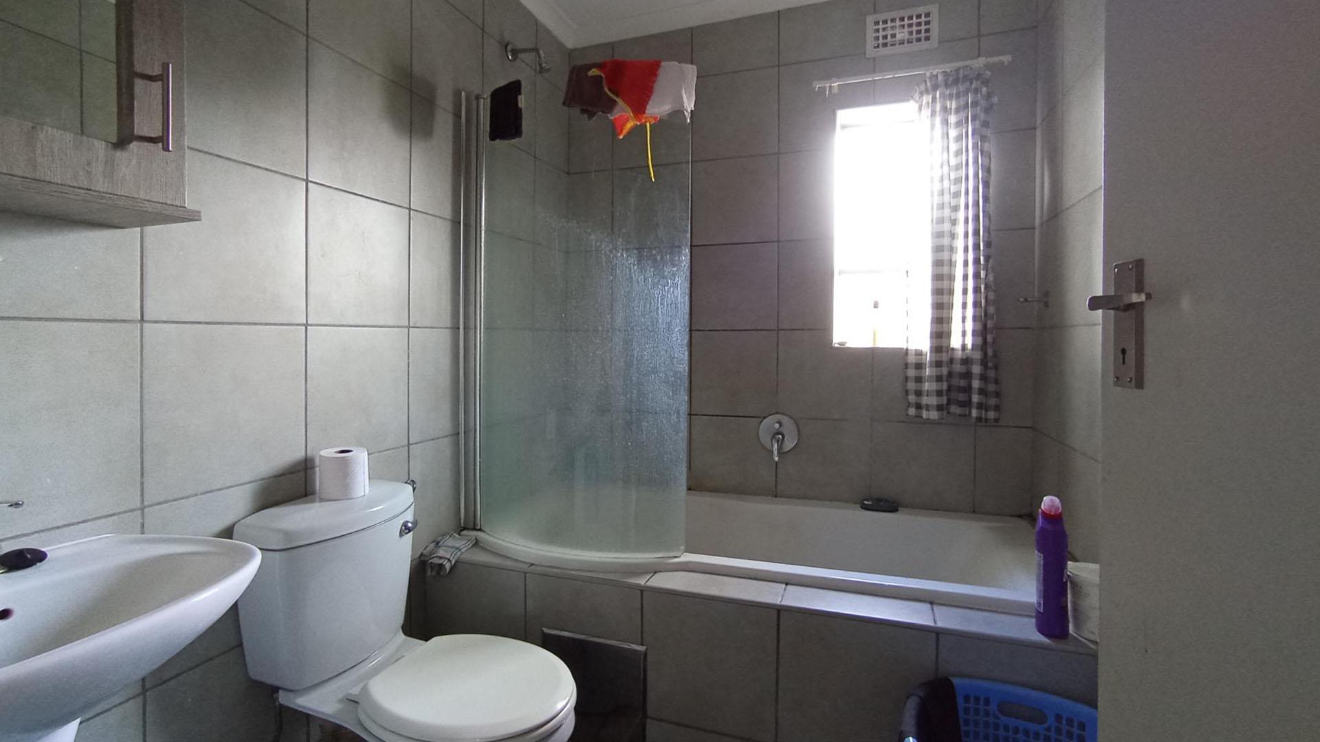 Bathroom 1 - 5 square meters of property in Heuweloord