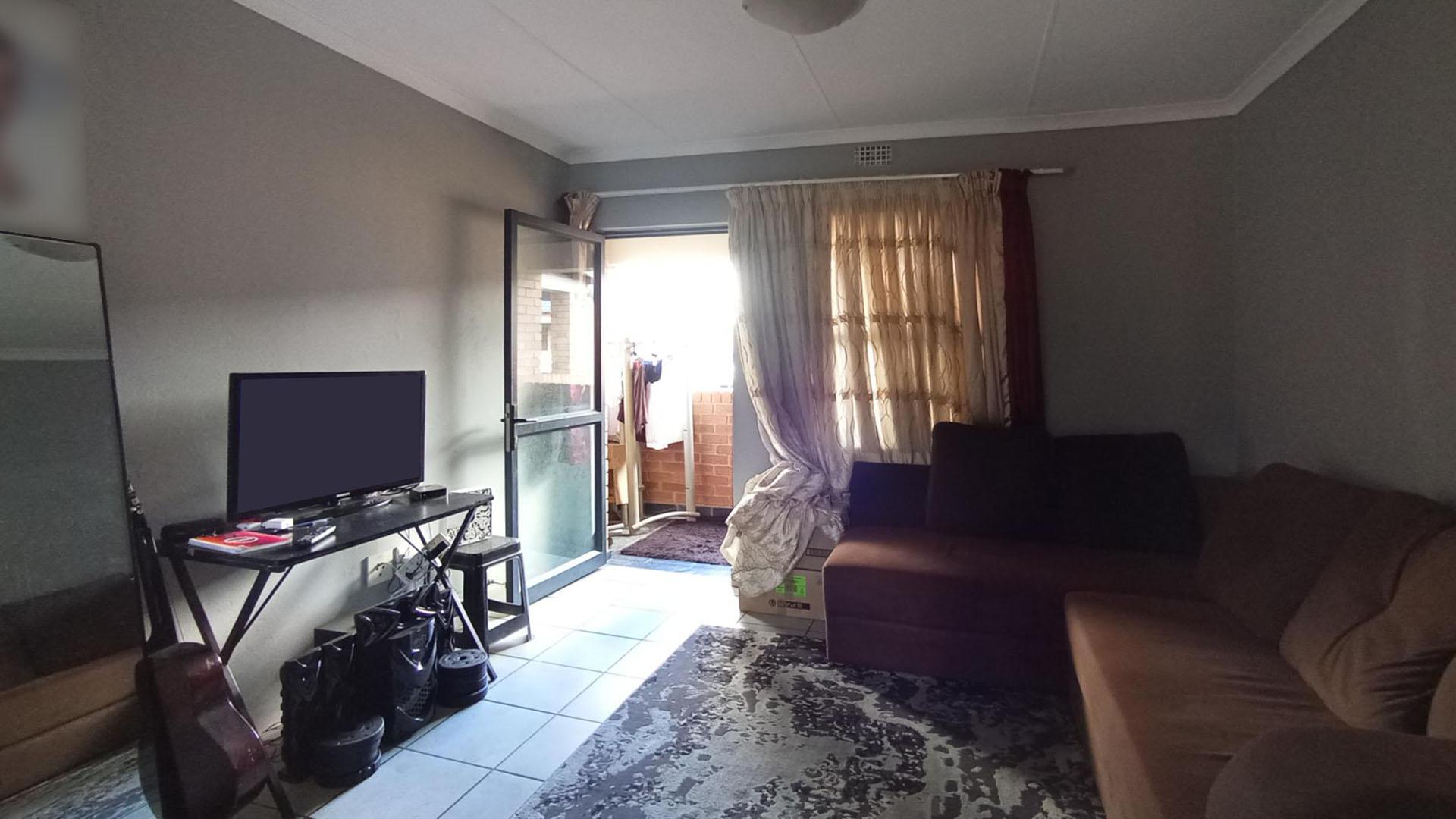 Lounges - 14 square meters of property in Heuweloord