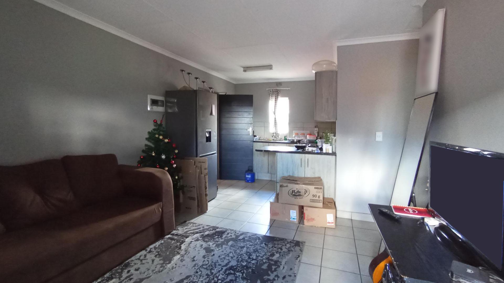 Lounges - 14 square meters of property in Heuweloord