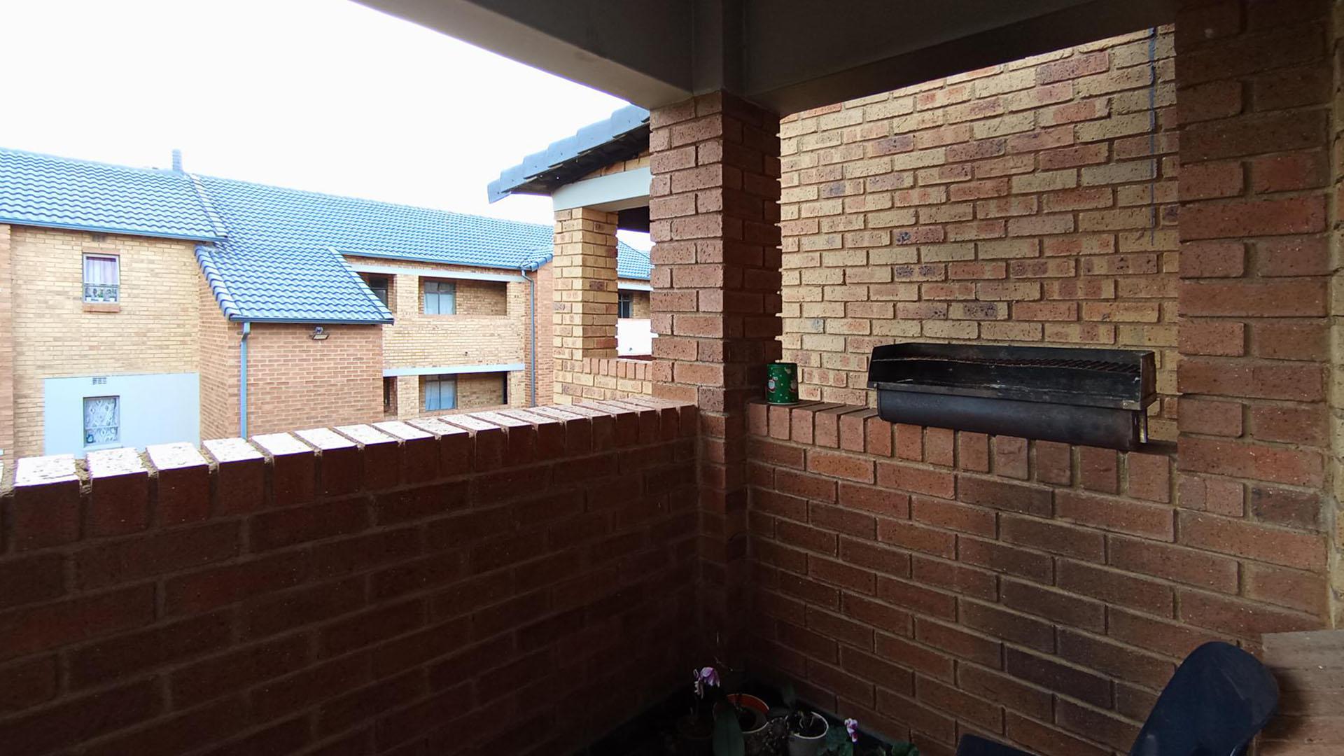 Balcony - 5 square meters of property in Heuweloord