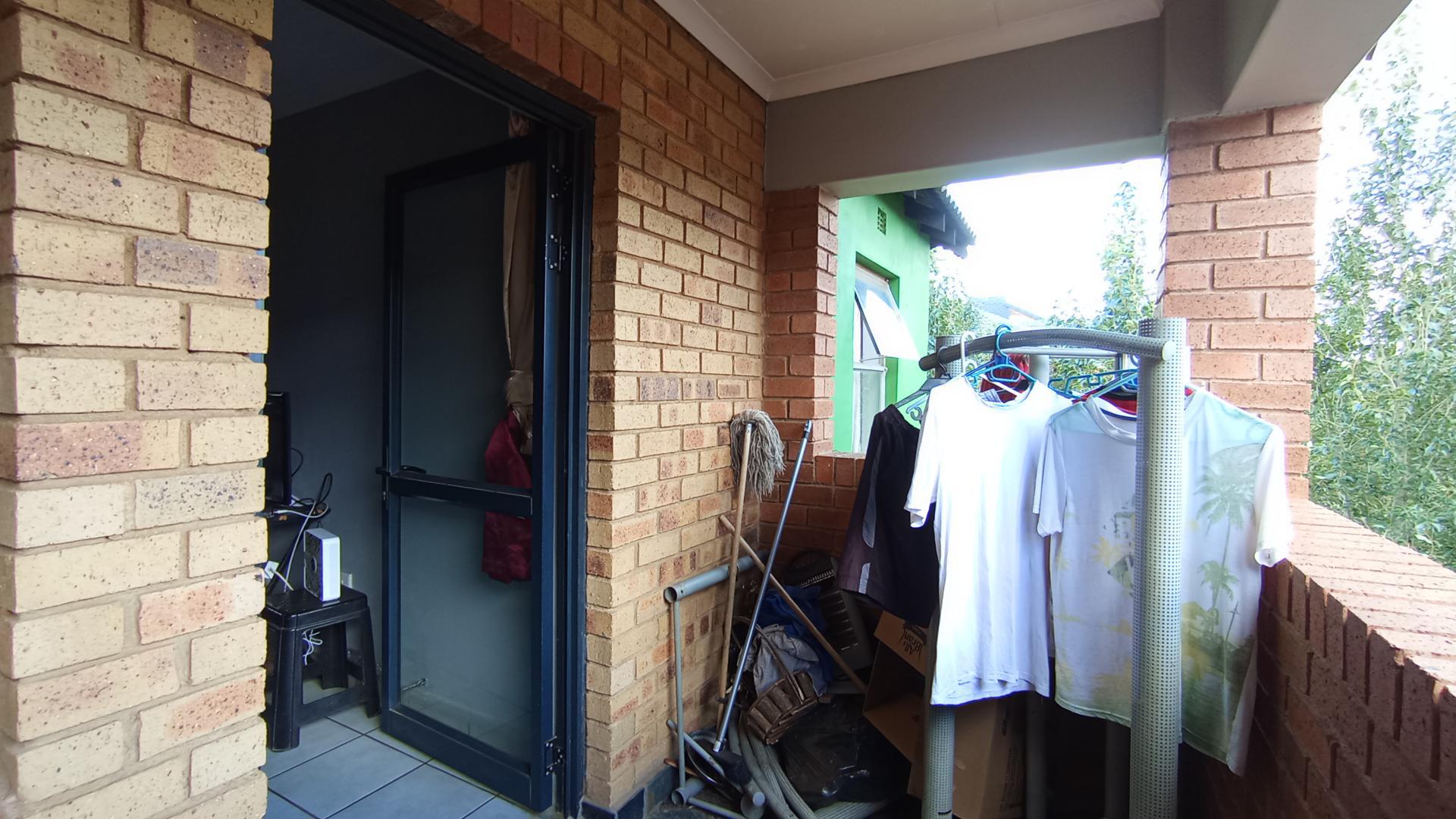 Balcony - 5 square meters of property in Heuweloord