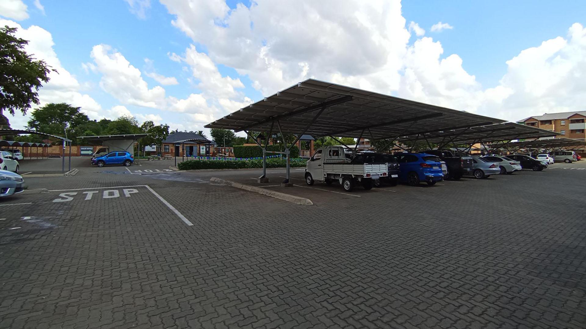 Front View of property in Heuweloord