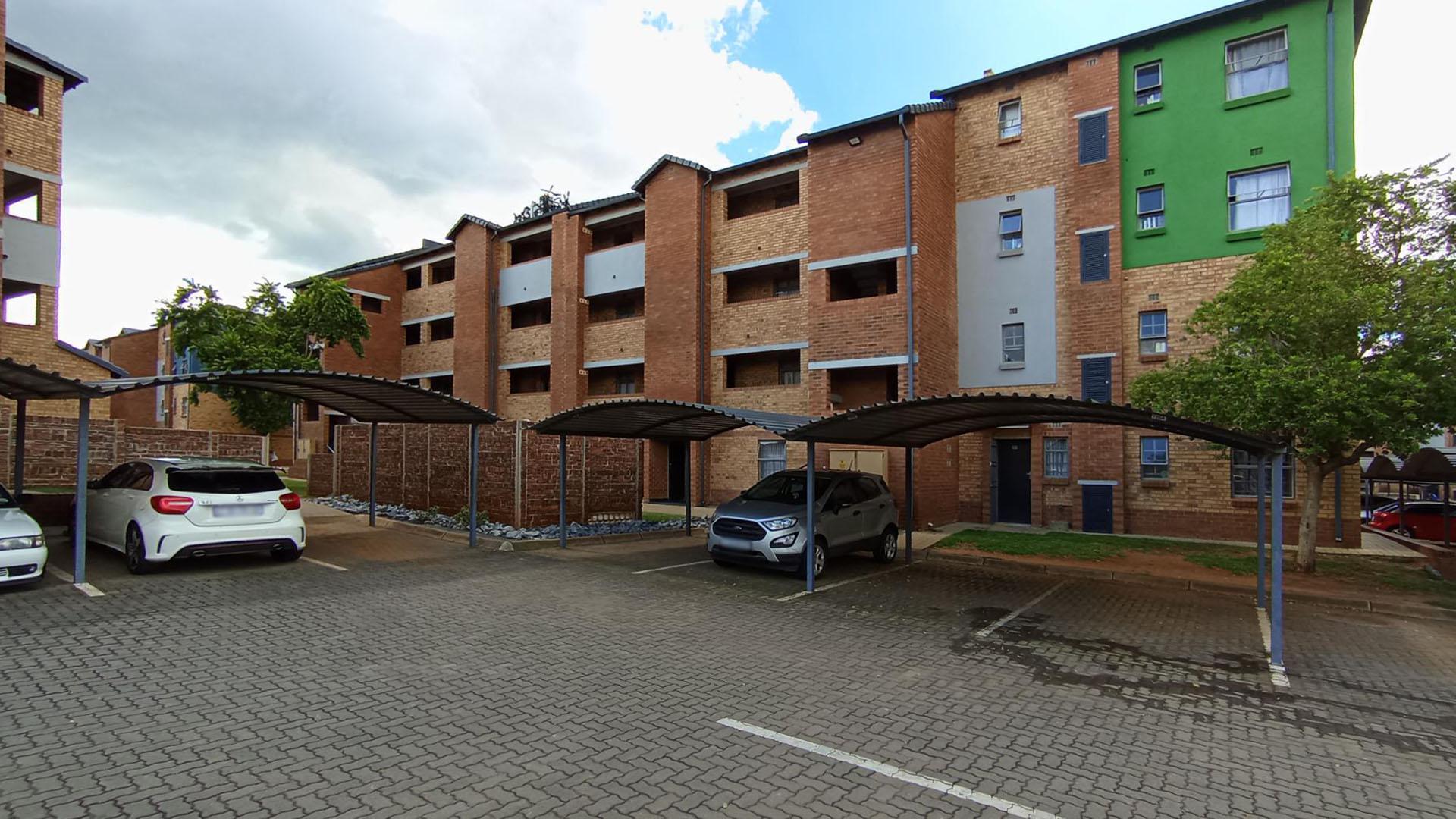 Front View of property in Heuweloord