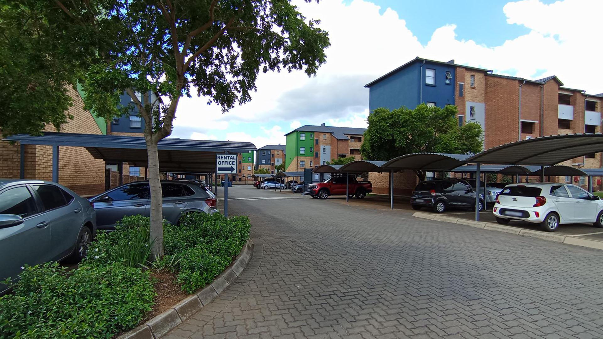 Front View of property in Heuweloord