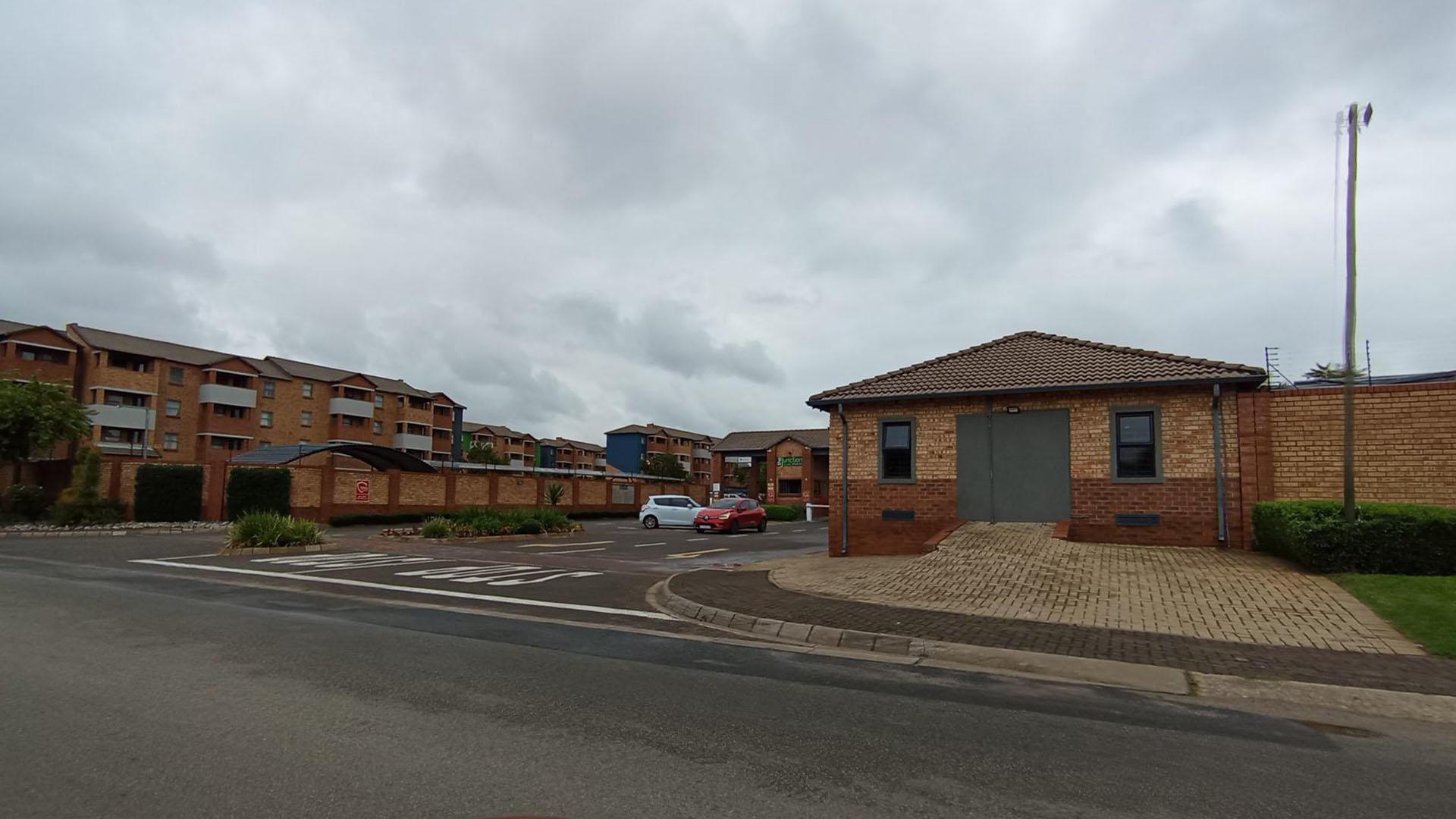 Front View of property in Heuweloord