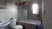 Bathroom 1 - 5 square meters of property in Heuweloord