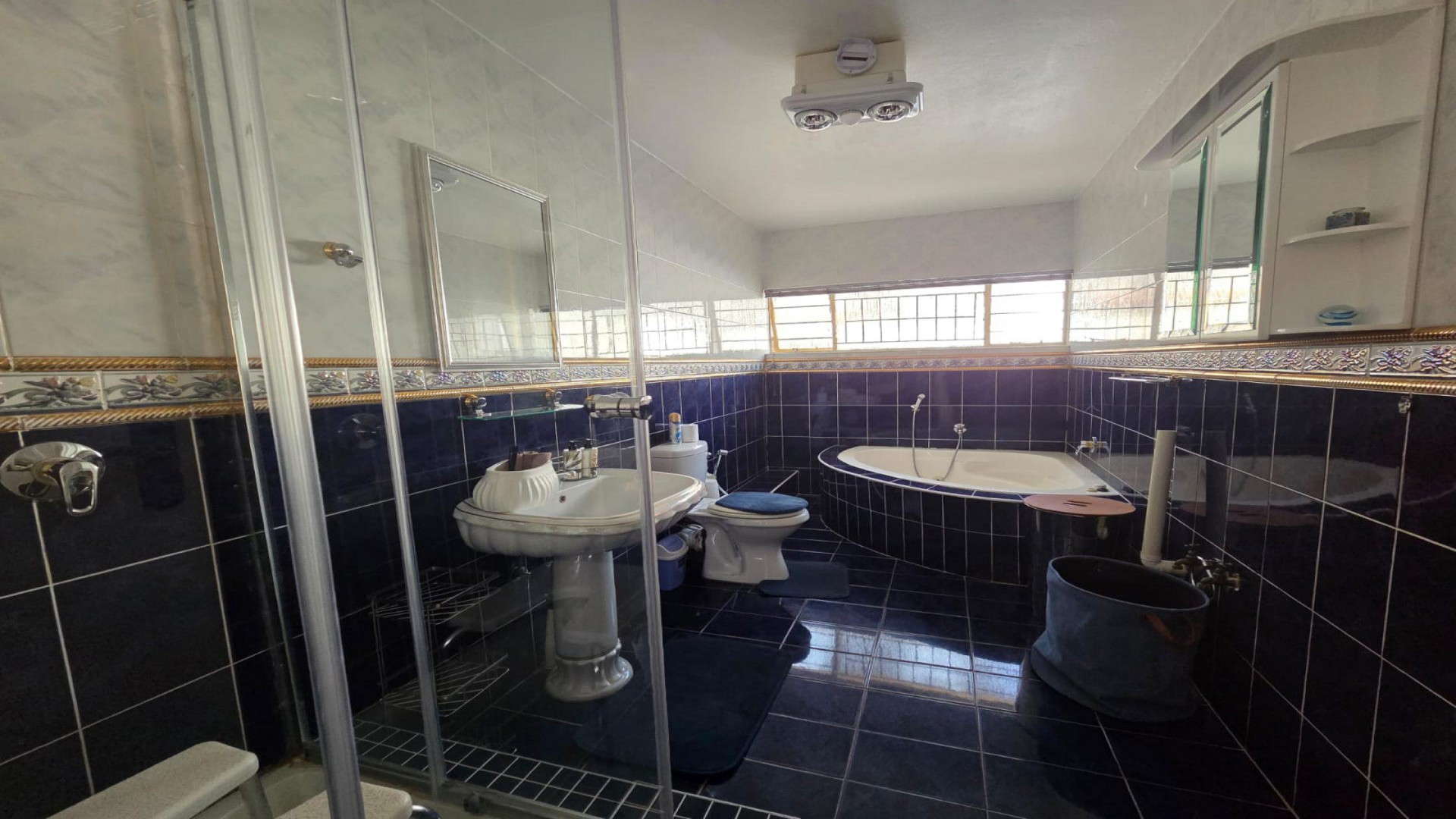 Bathroom 3+ of property in Laudium