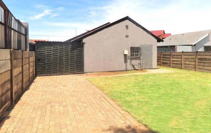 3 Bedroom House for Sale For Sale in Lenasia South - MR702526