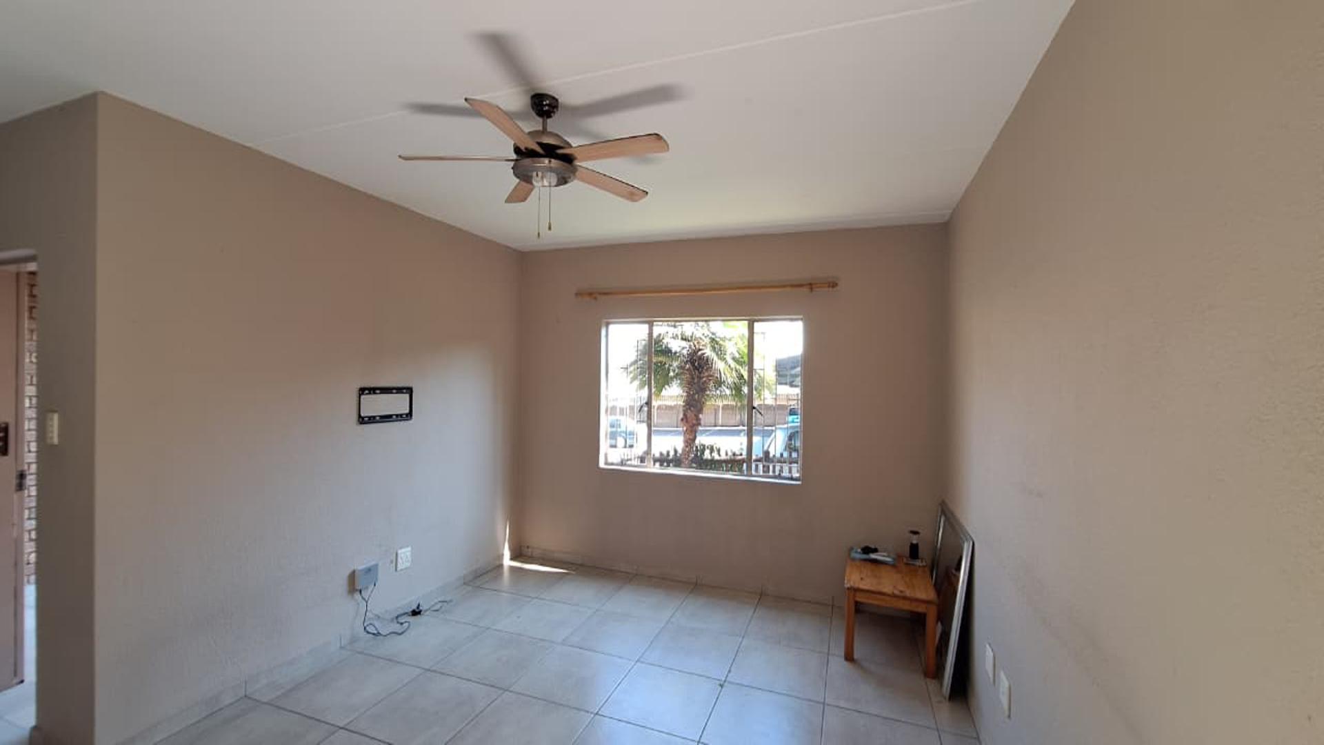 Lounges - 19 square meters of property in Witfield