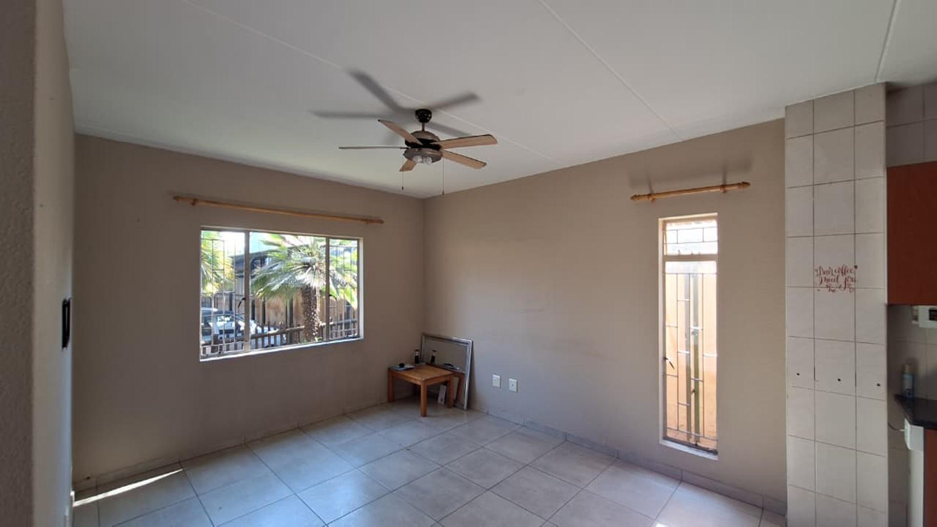 Lounges - 19 square meters of property in Witfield