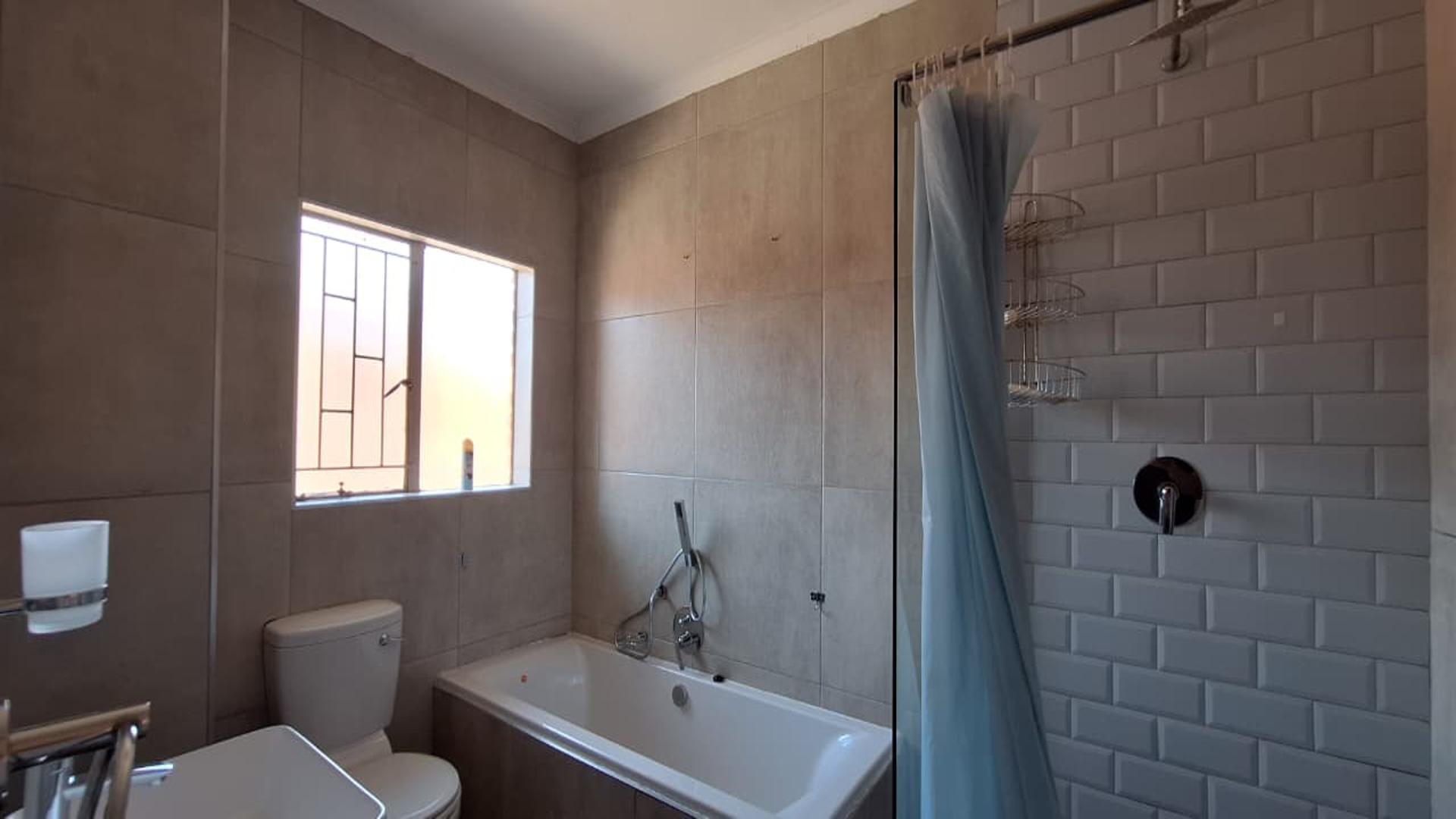 Bathroom 1 - 7 square meters of property in Witfield