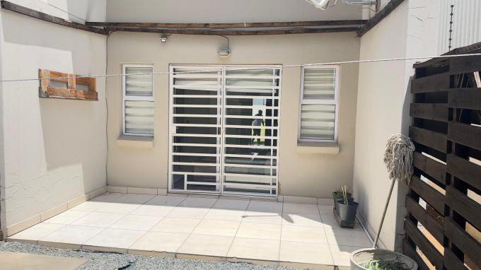 2 Bedroom Sectional Title to Rent in Mayberry Park - Property to rent - MR702565