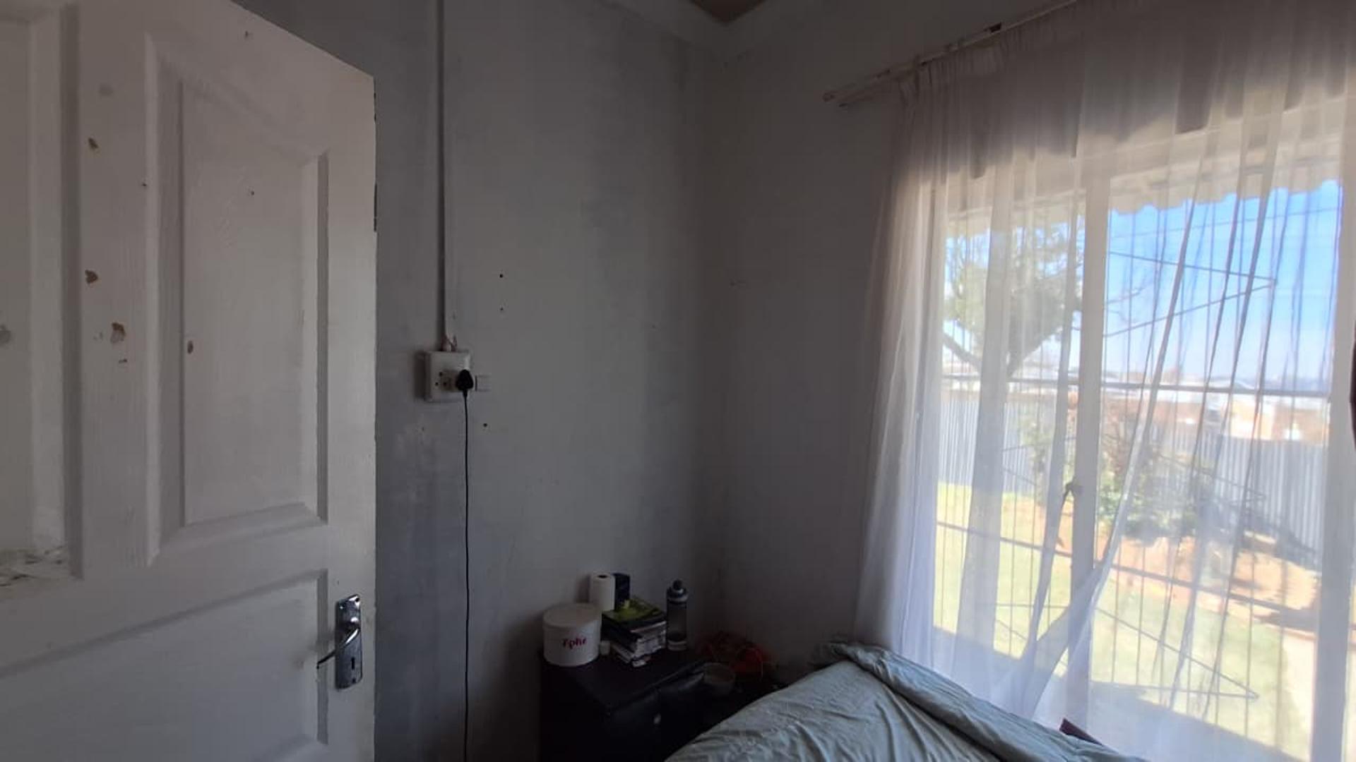 Bed Room 1 - 7 square meters of property in Lindhaven