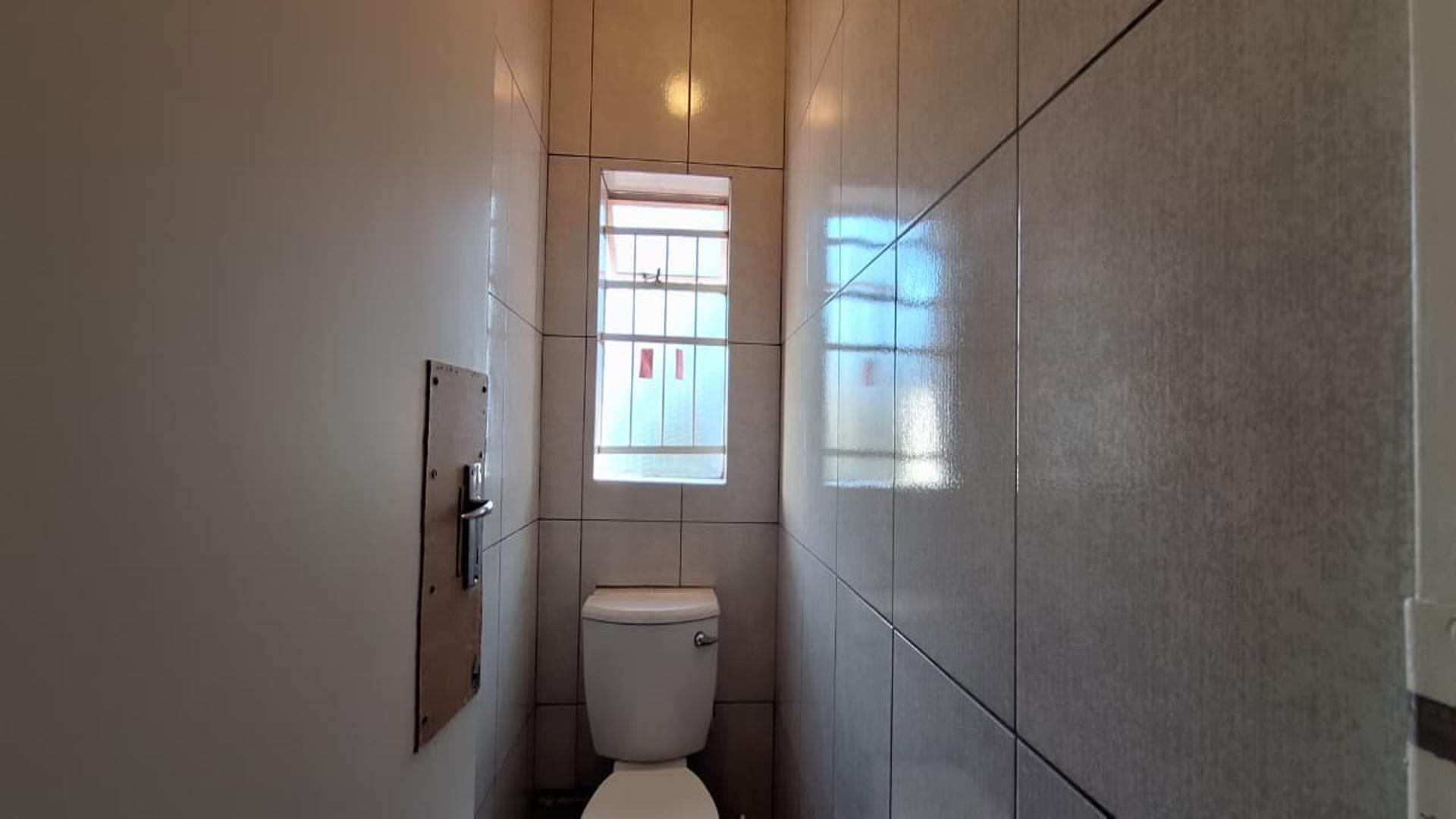 Bathroom 1 - 2 square meters of property in Lindhaven