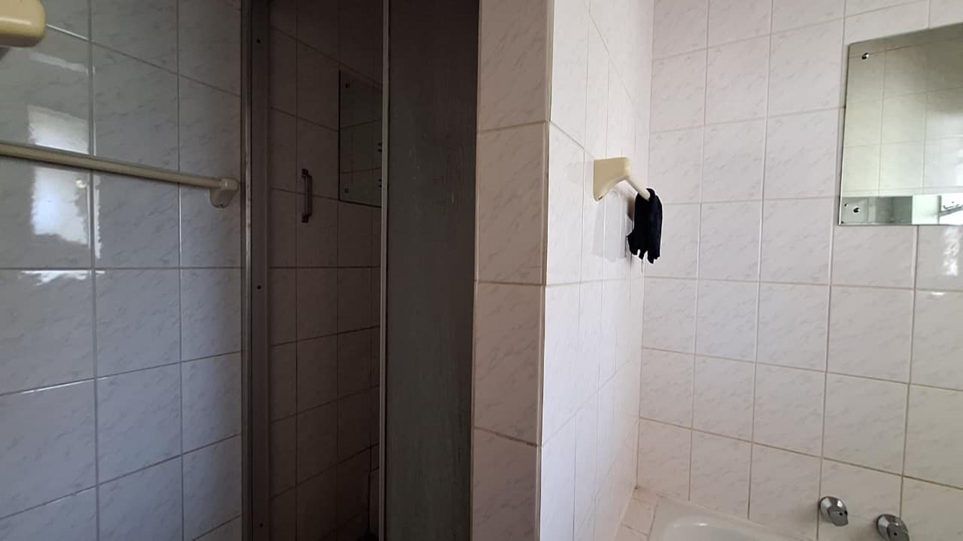 Bathroom 2 - 5 square meters of property in Lindhaven